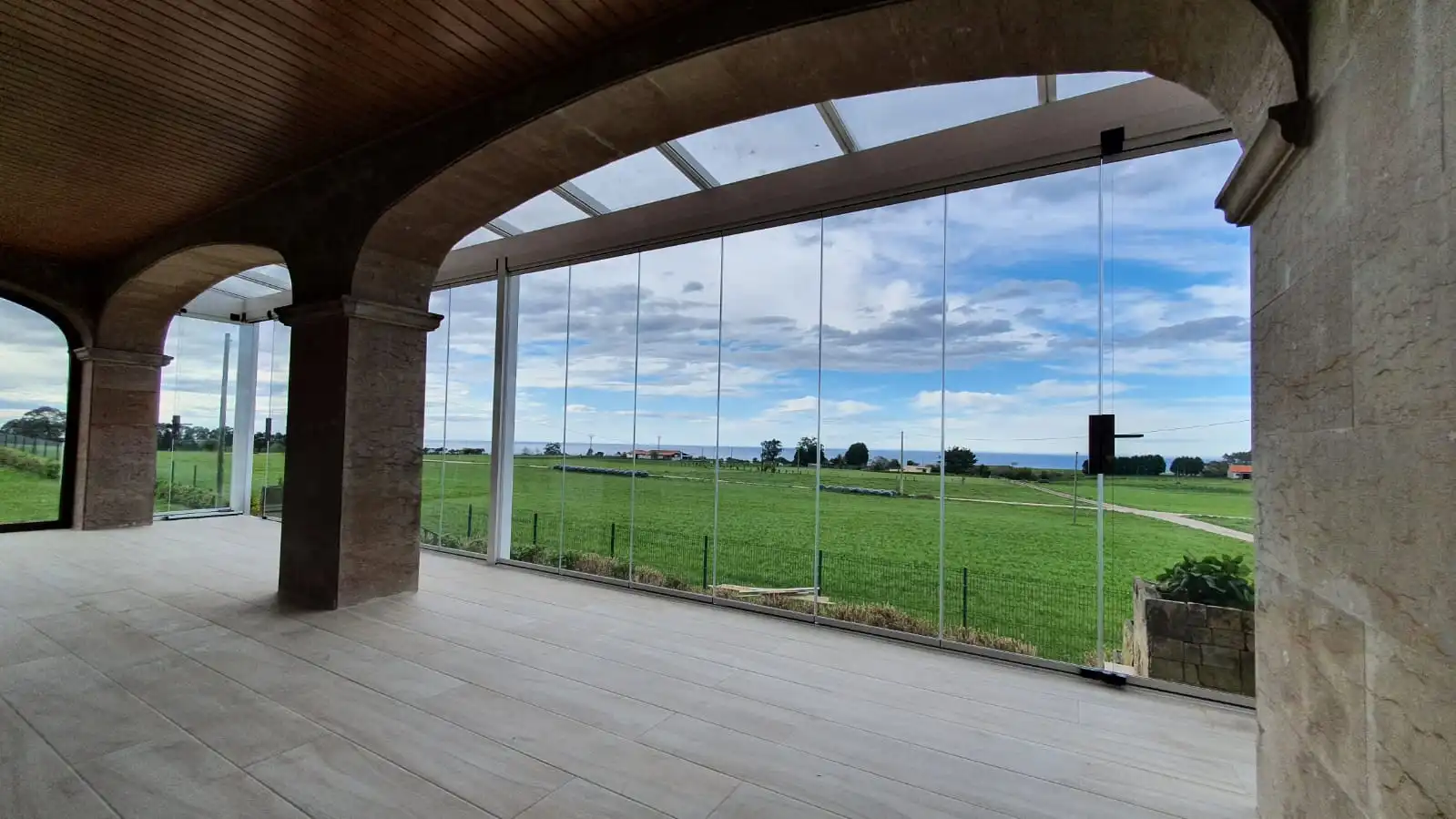 Acristalamientos de terrazas en Asturias con diseño elegante y funcional