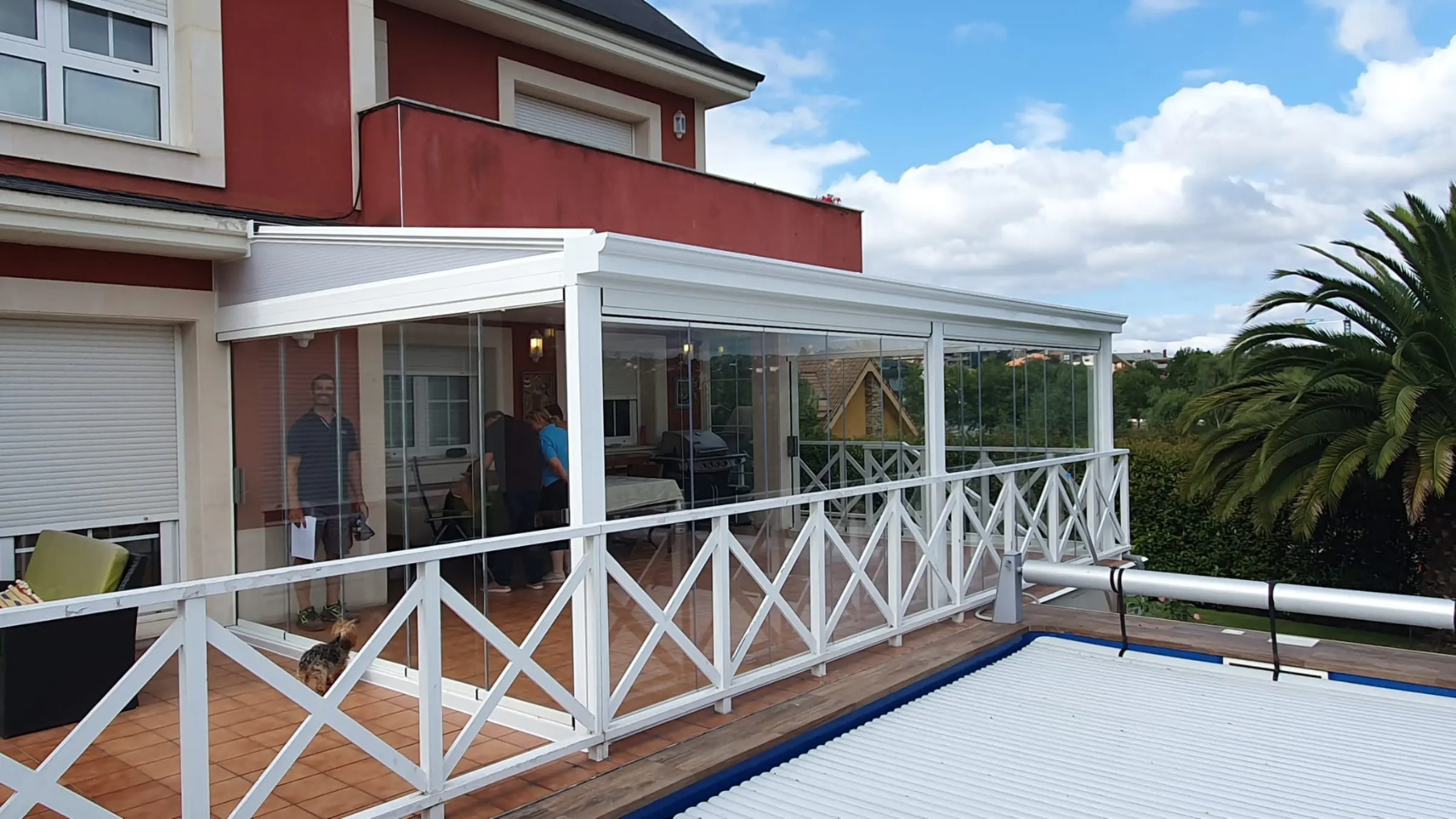 Acristalamientos para terrazas en Asturias y Cantabria | Cialca Acristalamiento moderno en terraza de vivienda en Asturias con cerramiento de cristal Cialca.