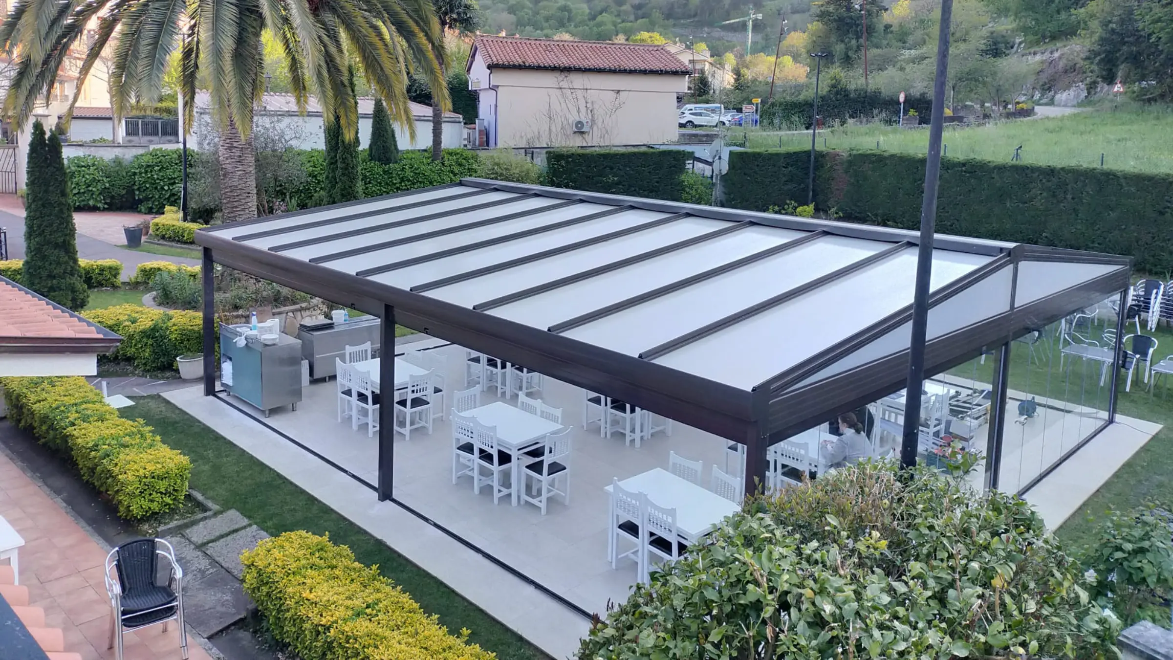 Cerramientos de cristal para porches y terrazas en el norte | Cialca Cerramiento de cristal en porche residencial en Cantabria realizado por Cialca.