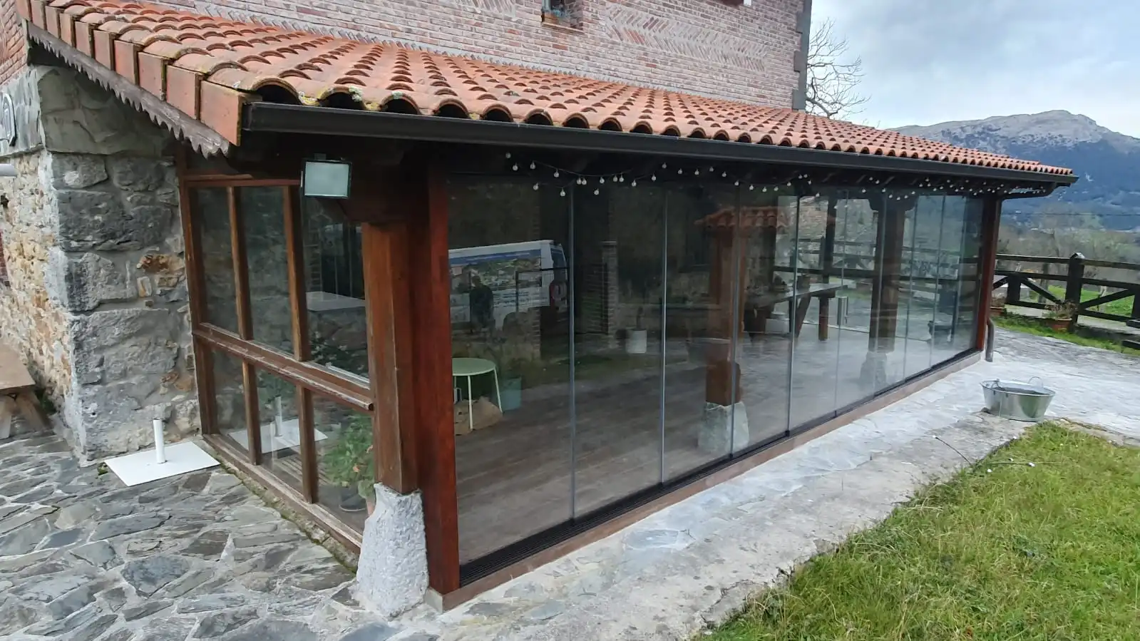 Acristalamientos modernos para porches en Cantabria con máxima durabilidad