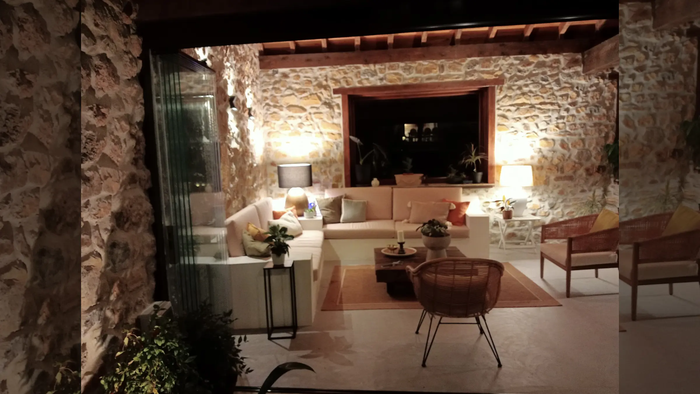 Acristalamiento a medida en terraza con vistas en Cantabria, instalación de Cialca. Soluciones de acristalamiento a medida en Asturias y Cantabria | Cialca