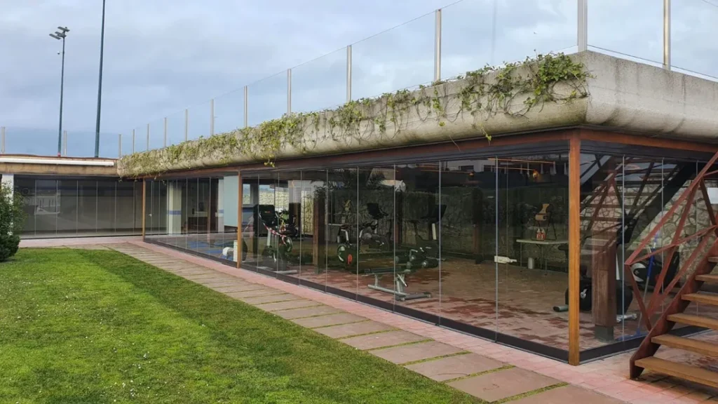 real-sociedad-de-tenis-de-la-magdalena-1-1536x864 (convert.io) (1) acristalamiento de campo con cortinas de cristal en Asturias y Cantabria
