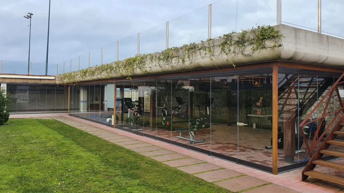 real-sociedad-de-tenis-de-la-magdalena-1-1536x864 (convert.io) (1) acristalamiento de campo con cortinas de cristal en Asturias y Cantabria