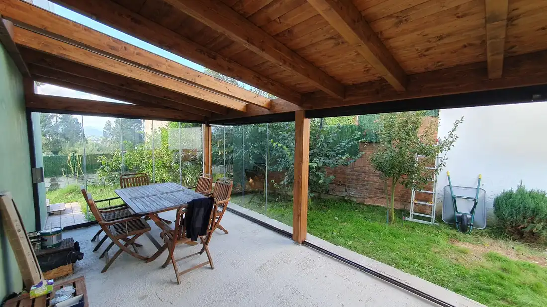 Acristalamiento de Porche en Oviedo con Estructura de Madera y Cerramiento de Cristal – Proyecto de Cialca en Asturias y Cantabria