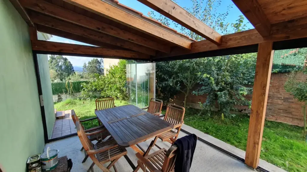 Acristalamiento de Porche en Oviedo con Estructura de Madera y Cerramiento de Cristal – Proyecto de Cialca en Asturias y Cantabria