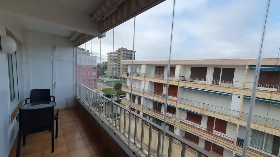 Balcón con vistas al mar acristalado
