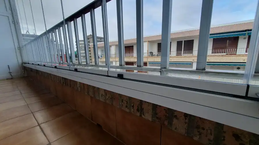 Balcón con vistas al mar acristalado
