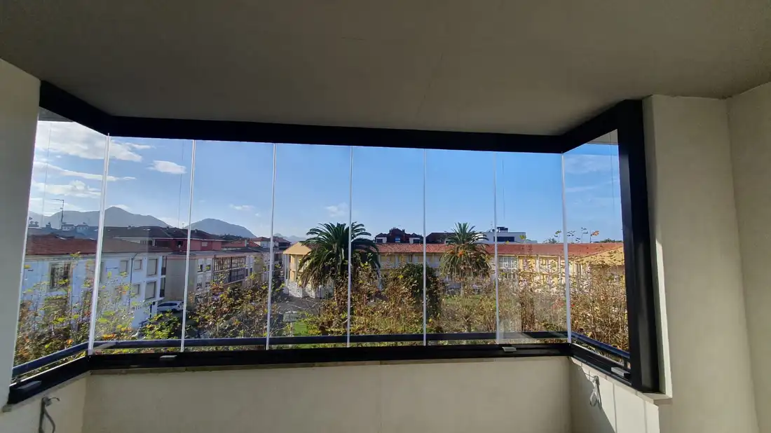 cerramientos de cristal en llanes, cortinas de cristal en terrazas asturias, acristalamiento moderno para terrazas, cerramientos en cantabria con Cialca