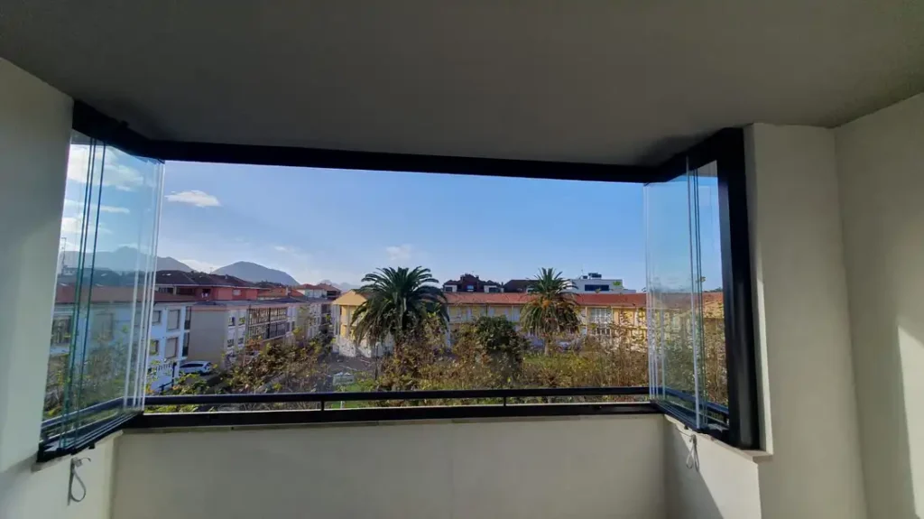 En Cialca somos especialistas en la instalación de cortinas de cristal, cerramientos y acristalamientos de alta calidad para terrazas y porches en Asturias y Cantabria. Este cerramiento realizado en Llanes, Asturias, combina elegancia y funcionalidad, transformando esta terraza en un espacio acogedor y protegido durante todo el año.