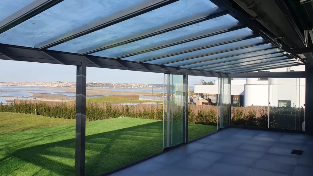 En Somo, Cantabria, hemos llevado a cabo la instalación de un espectacular acristalamiento de porche con techo de cristal, diseñado para ofrecer confort y elegancia durante todo el año. Gracias a su estructura de aluminio y vidrio de alta resistencia, este cerramiento permite disfrutar del espacio exterior sin renunciar a la protección frente a la lluvia, el viento y el frío.