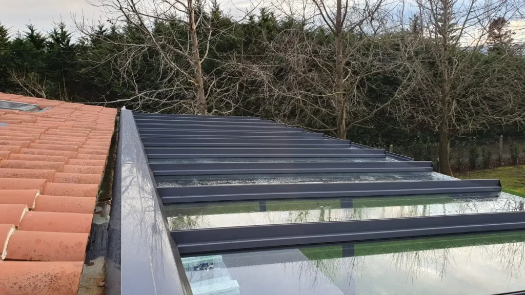 Acristalamientos para porches en Cantabria Soluciones elegantes y funcionales Terraza acristalada con sistema de cerramiento abatible en Cantabria.
