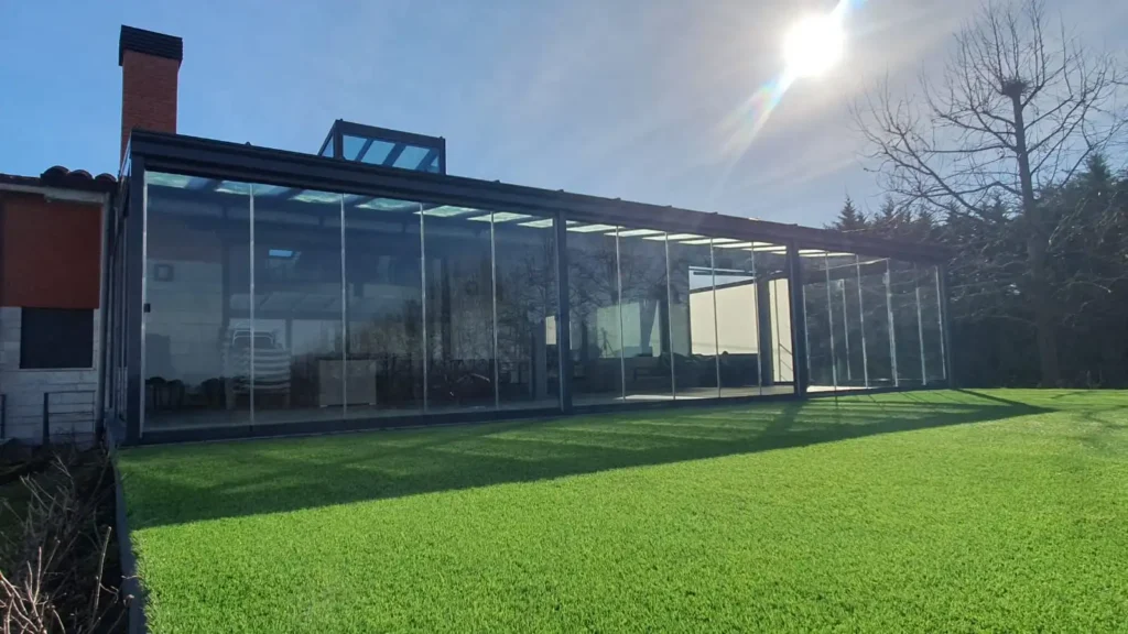 Si buscas una solución a medida para acristalar tu porche en Cantabria, contáctanos y descubre cómo podemos transformar tu espacio exterior en un lugar habitable durante todo el año.