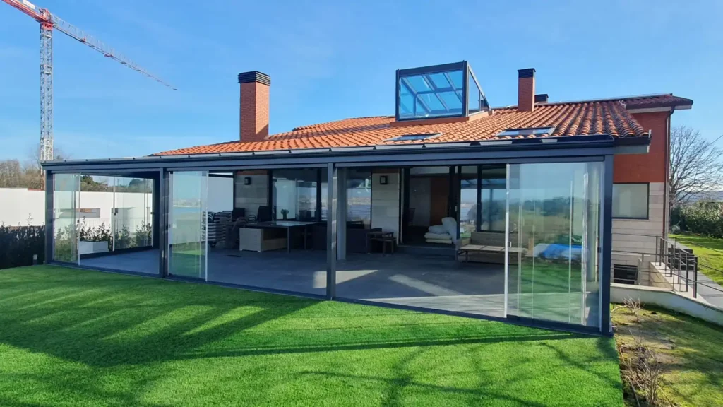 Cerramientos de cristal para porches en Asturias Cerramiento de cristal en un porche de Cantabria, con diseño moderno y resistente.