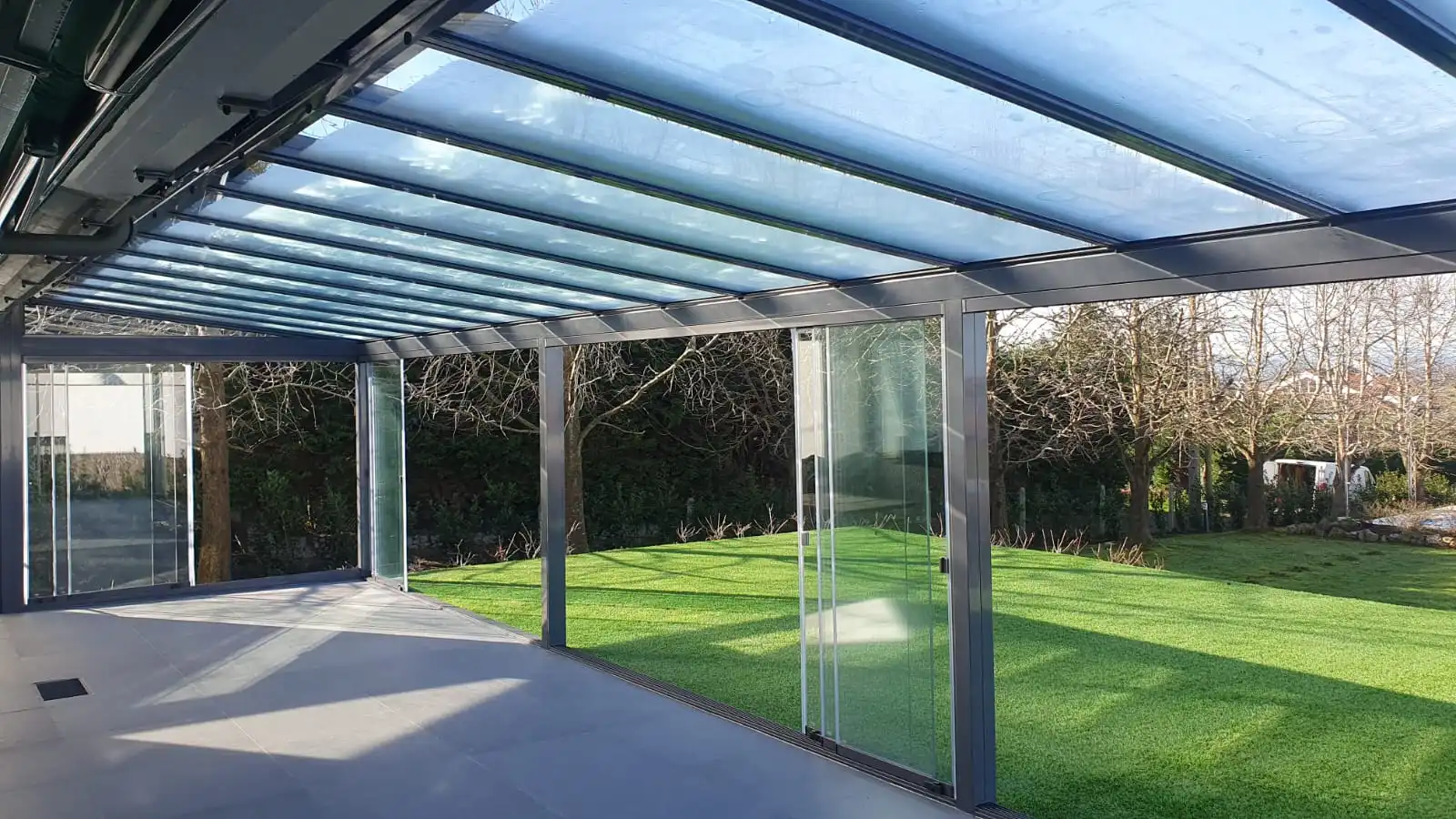En Somo, Cantabria, hemos llevado a cabo la instalación de un espectacular acristalamiento de porche con techo de cristal, diseñado para ofrecer confort y elegancia durante todo el año. Gracias a su estructura de aluminio y vidrio de alta resistencia, este cerramiento permite disfrutar del espacio exterior sin renunciar a la protección frente a la lluvia, el viento y el frío.