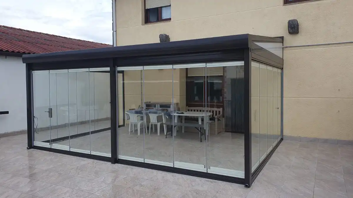 Instalación de Acristalamiento de Porche en Argoños, Cantabria: Espacios Únicos con Techo de Cristal