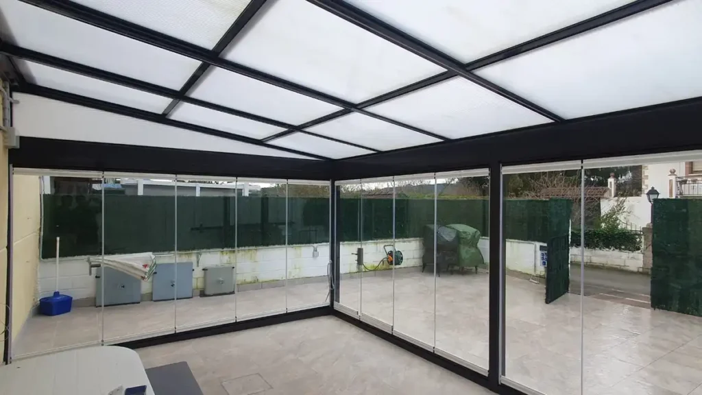 En Argoños, Cantabria, hemos realizado una instalación de acristalamiento de porche con techo de cristal, creando un espacio versátil, luminoso y protegido. Gracias a este cerramiento, nuestros clientes pueden disfrutar de su terraza en cualquier época del año, sin preocuparse por el viento, la lluvia o el frío.