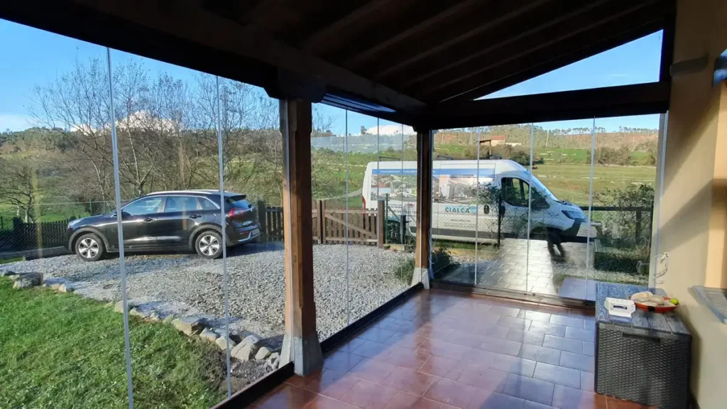 Instalación de Porche Acristalado en La Borbolla, Llanes (Asturias) con Cortinas de Cristal Lumon