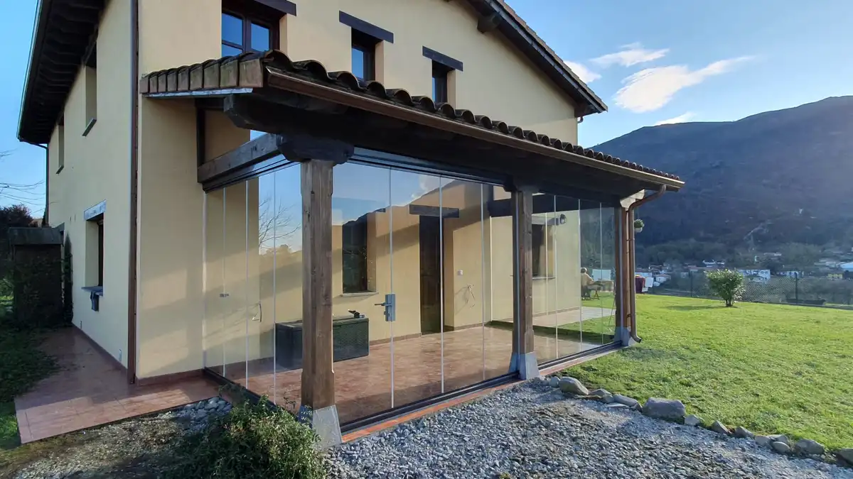 Instalación de Porche Acristalado en La Borbolla, Llanes (Asturias) con Cortinas de Cristal Lumon