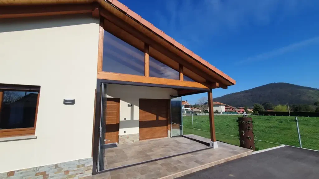 En Cialca seguimos transformando espacios con soluciones modernas, elegantes y funcionales. En esta ocasión, hemos instalado un porche acristalado en una vivienda en Lamuño, Asturias, utilizando cristales Lumon de alta calidad.

