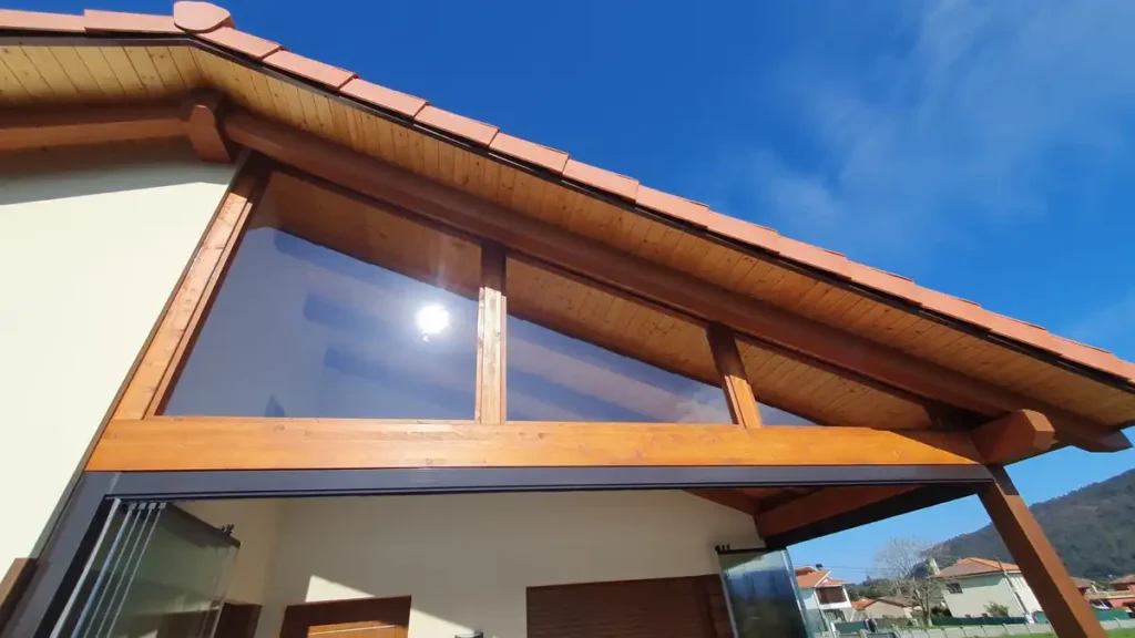 En Cialca seguimos transformando espacios con soluciones modernas, elegantes y funcionales. En esta ocasión, hemos instalado un porche acristalado en una vivienda en Lamuño, Asturias, utilizando cristales Lumon de alta calidad.

El resultado es un espacio que combina diseño y confort, permitiendo disfrutar del entorno natural durante todo el año, protegido del viento y la lluvia, pero sin renunciar a la luz ni a las vistas.