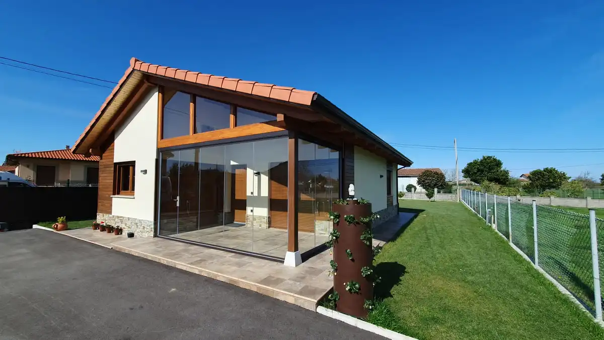 En Cialca seguimos transformando espacios con soluciones modernas, elegantes y funcionales. En esta ocasión, hemos instalado un porche acristalado en una vivienda en Lamuño, Asturias, utilizando cristales Lumon de alta calidad.