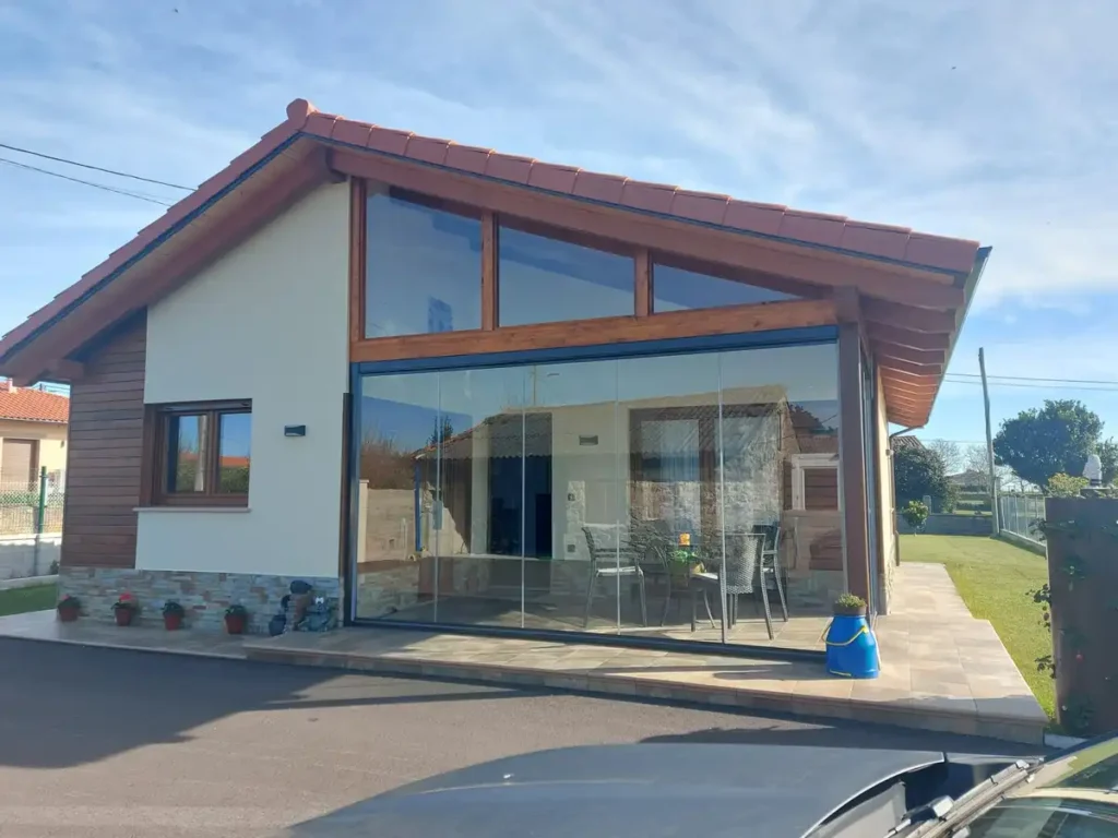 En Cialca seguimos transformando espacios con soluciones modernas, elegantes y funcionales. En esta ocasión, hemos instalado un porche acristalado en una vivienda en Lamuño, Asturias, utilizando cristales Lumon de alta calidad.

