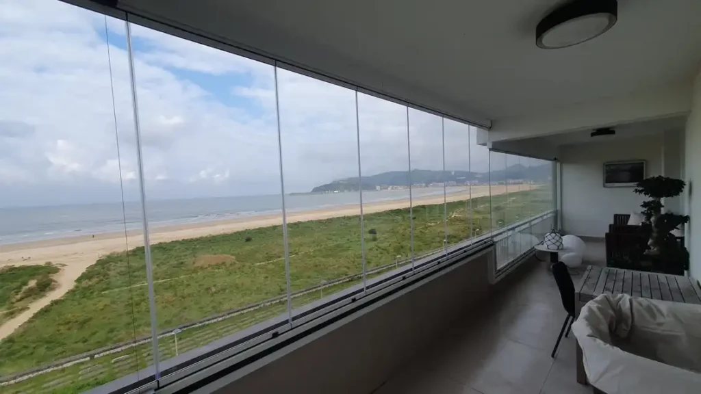 Terraza acristalada con vistas al mar en Laredo, Asturias, cerrada con sistema Lumon sin perfiles

