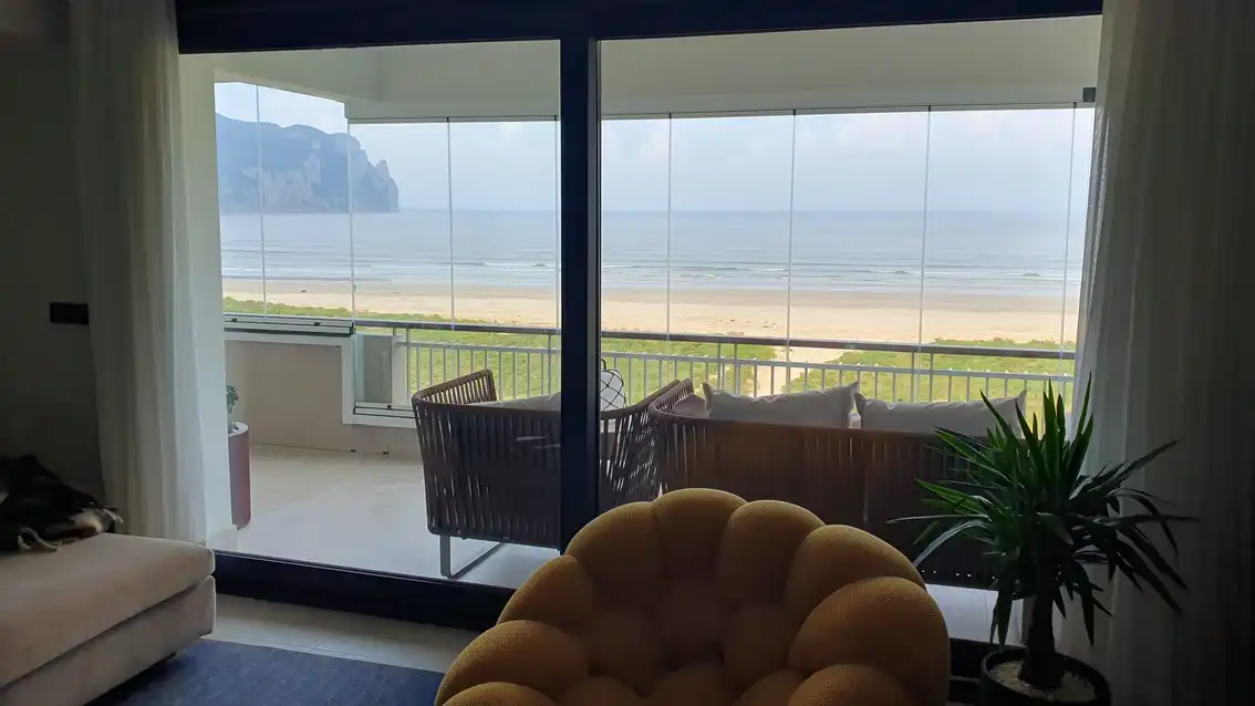Terraza moderna y protegida con cristales panorámicos en zona costera de Asturias