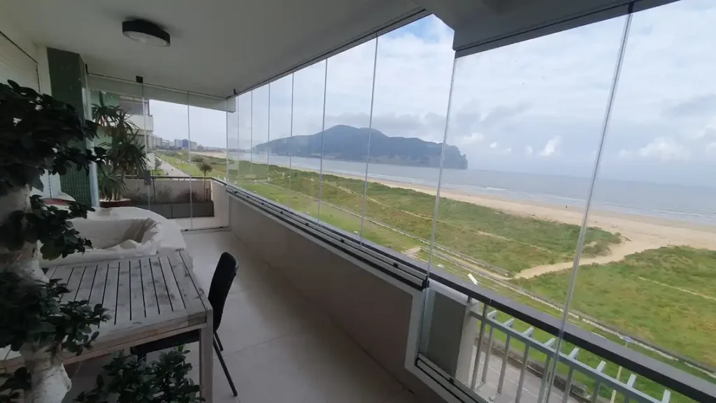 Terraza moderna y protegida con cristales panorámicos en zona costera de Asturias

