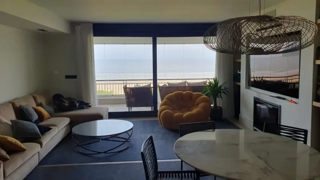 Terraza acristalada con vistas al mar en Laredo, Asturias, cerrada con sistema Lumon sin perfiles
