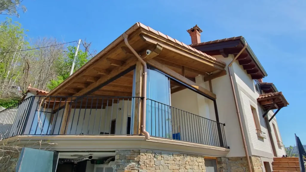 Porche cerrado con cristales sin perfiles verticales en vivienda rural de Sobrobio, realizado por Cialca