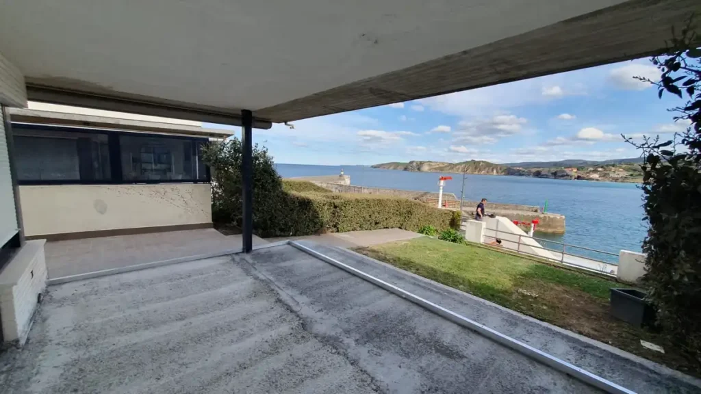 Cerramiento acristalado sin perfiles en terraza de chalet en Comillas, con vistas al mar Cantábrico, realizado por Cialca con cristales Lumon.

