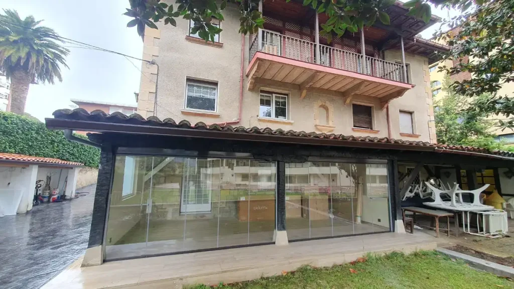 Cerramiento acristalado sin perfiles verticales en porche de vivienda en Castro Urdiales, realizado por Cialca con sistema Lumon.
3