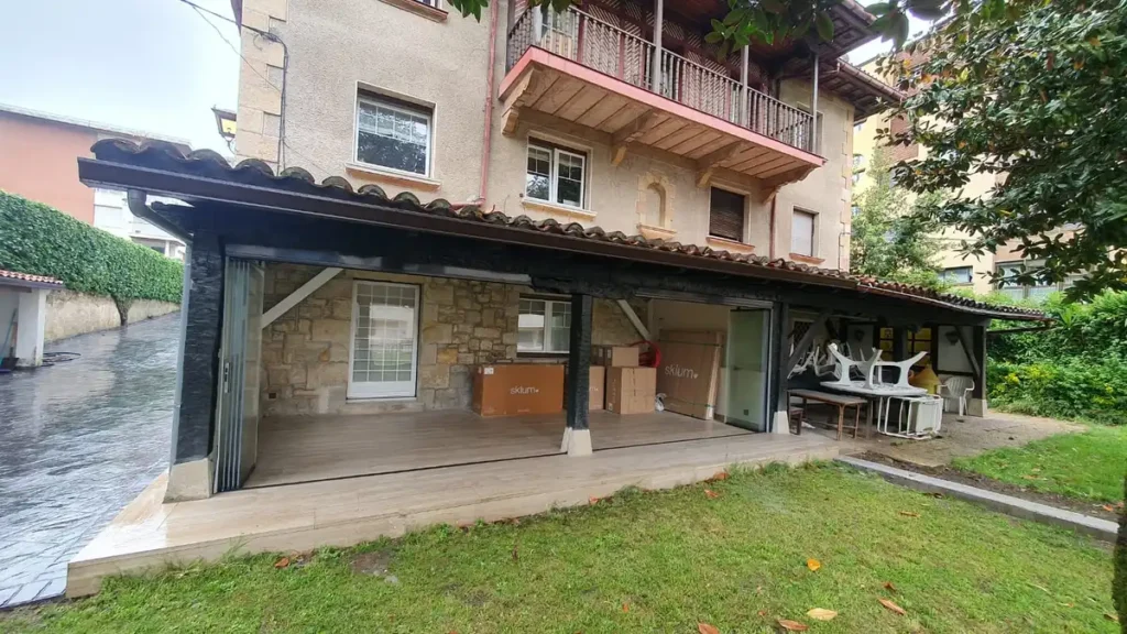 Cerramiento acristalado sin perfiles verticales en porche de vivienda en Castro Urdiales, realizado por Cialca con sistema Lumon.