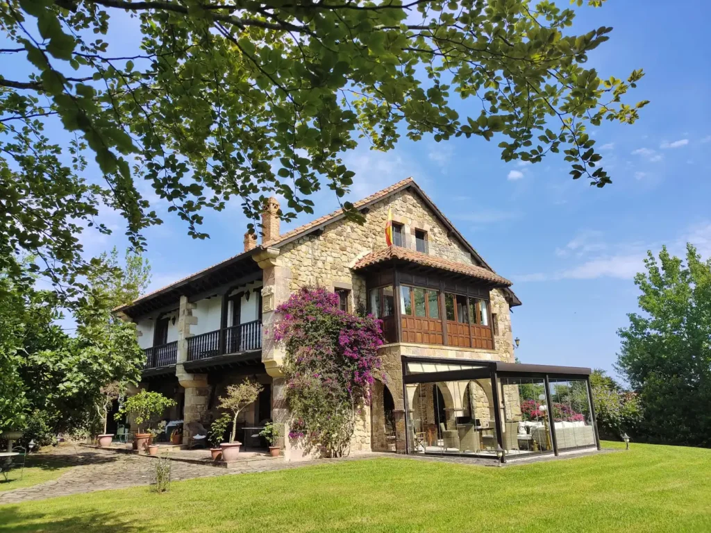 Cierre de porche con cortina de cristal Lumon en una impresionante casa montañesa en Comillas Cantabria Cierre de porche con cortina de cristal Lumon en una impresionante casa montañesa en Comillas. Estética cuidada, máxima luz y protección sin perfiles.