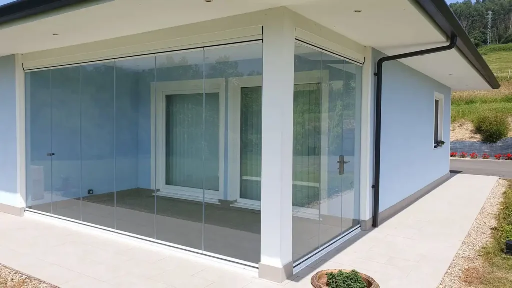 En esta vivienda situada en Beranga, Cantabria, hemos instalado un elegante porche acristalado utilizando el sistema de cortinas de cristal Lumon.