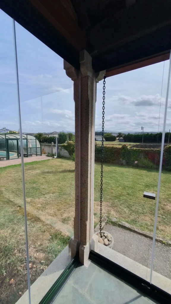 Instalación de cortinas de cristal Lumon en porche de piedra en Tapia de Casariego.