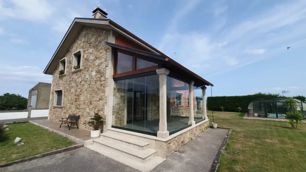 Acristalamiento de porche en Salave, Tapia de Casariego (Asturias) con cortinas de cristal Lumon – Instalación Cialca (5) Acristalamiento de porche con cortinas de cristal Lumon en Salave, Tapia de Casariego.