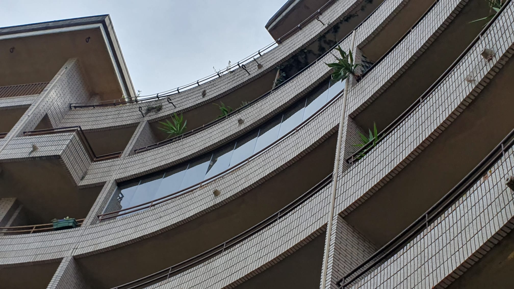 Cerramiento de balcón en Santander con cortinas de cristal Lumon, obra de Cialca.