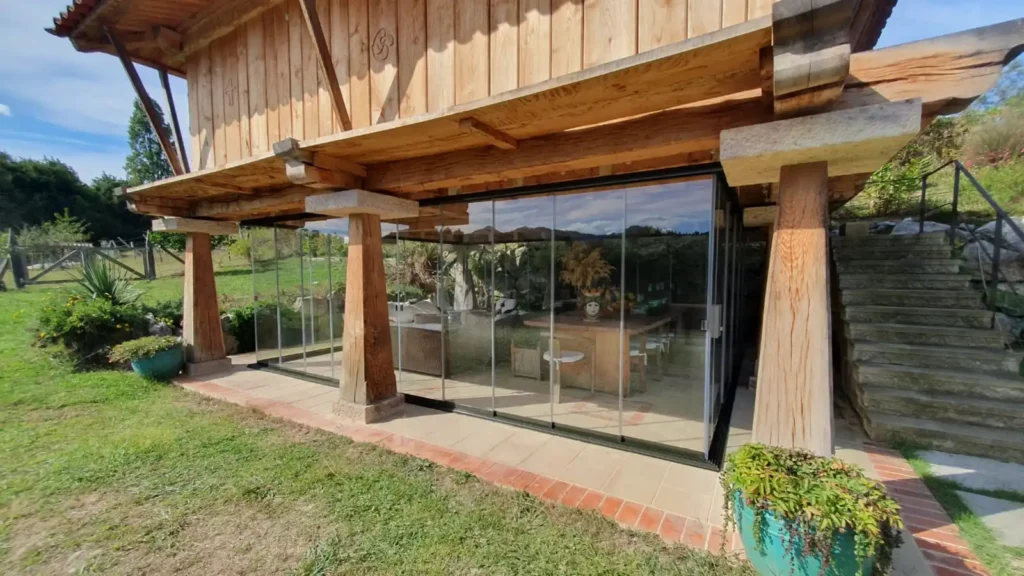 Porche acristalado en Sebreño con cristales Lumon Porche acristalado en Sebreño, Asturias: Integración perfecta entre tradición y diseño moderno con cristales Lumon