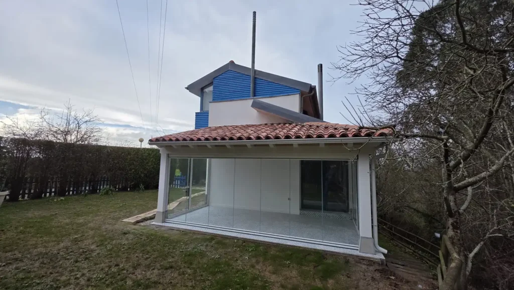 Cerramiento de porche con cristal en Caravia La Alta instalado por Cialca
