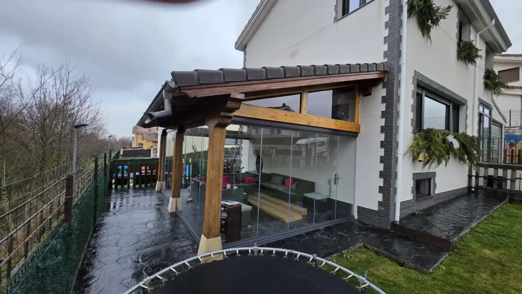 Cerramiento de cristal en porche en Reinosa instalado por Cialca