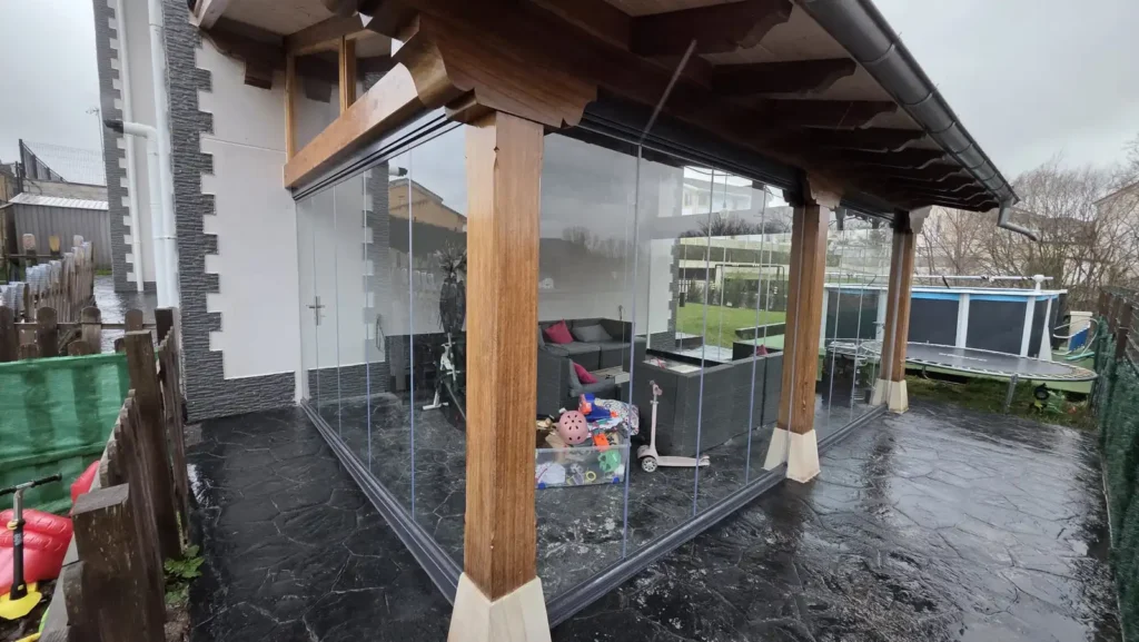 Cerramiento de cristal en porche en Reinosa instalado por Cialca
