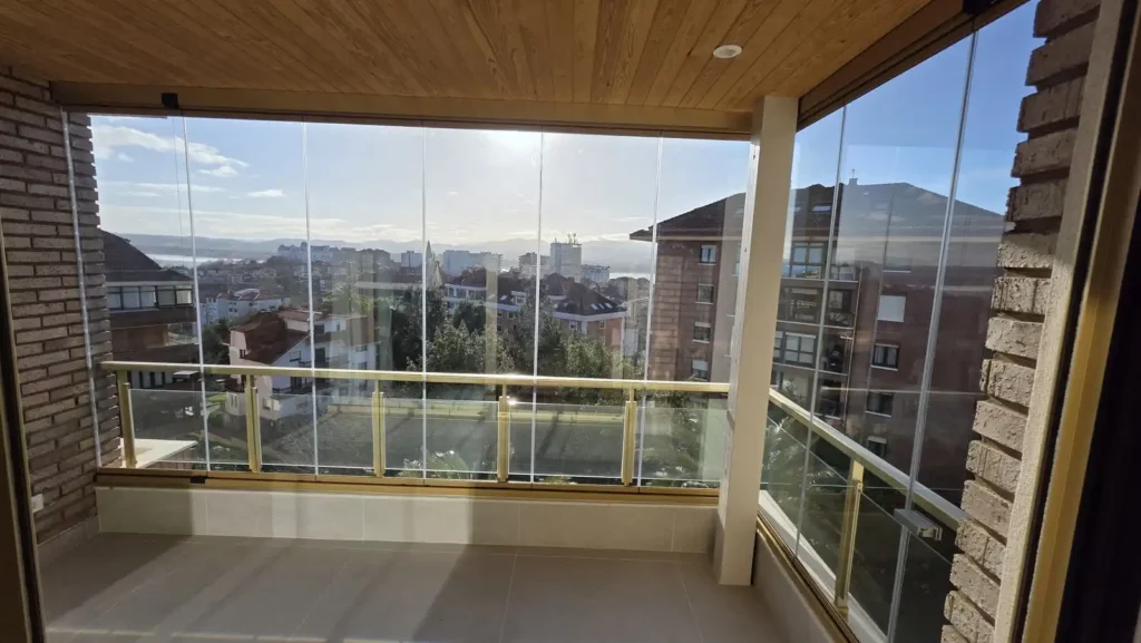 Cerramiento de cristal Lumon en terraza en Santander instalado por Cialca
