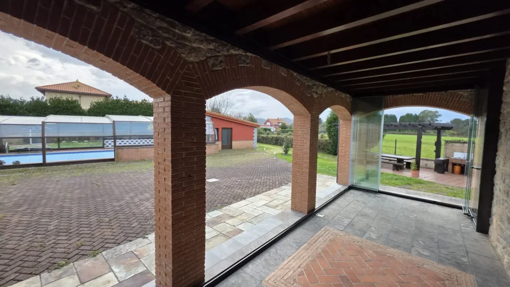 Cerramiento de cristal en porche con arcos en Salamir Asturias