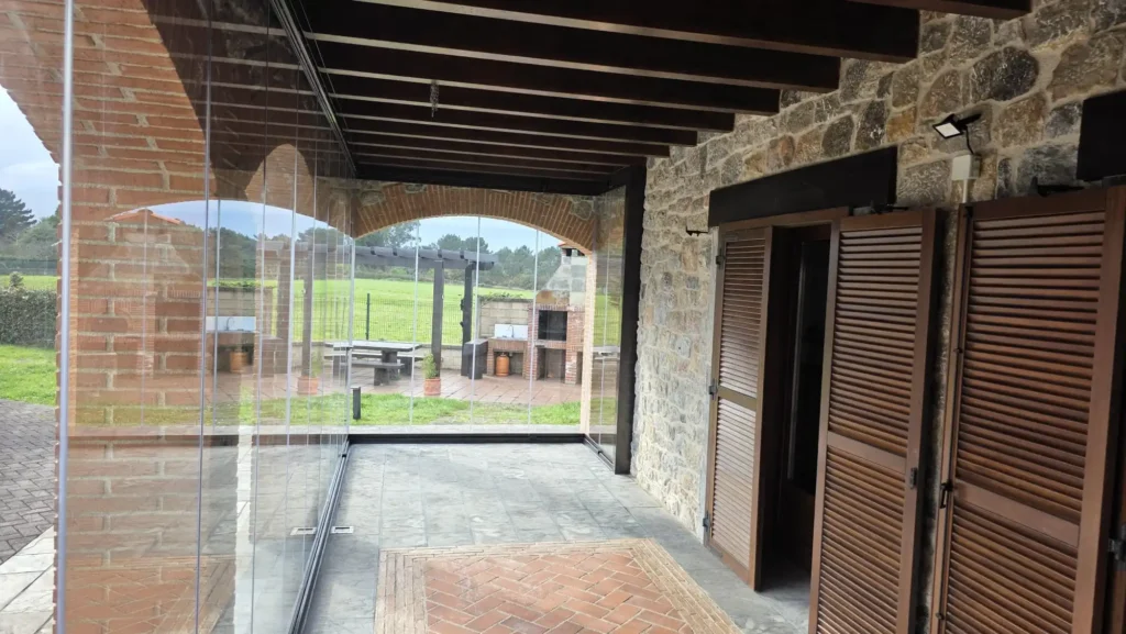 Cerramiento de cristal en porche con arcos en Salamir Asturias