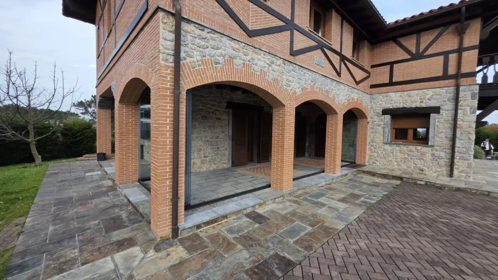Cerramiento de cristal en porche con arcos en Salamir Asturias