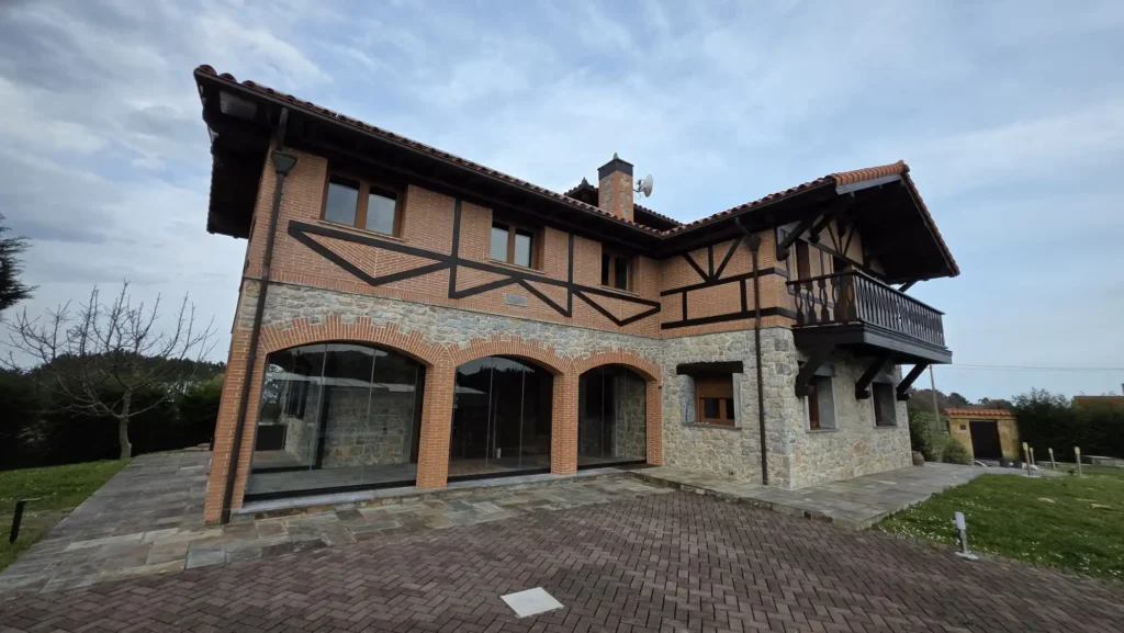 Cerramiento de cristal en porche con arcos en Salamir Asturias