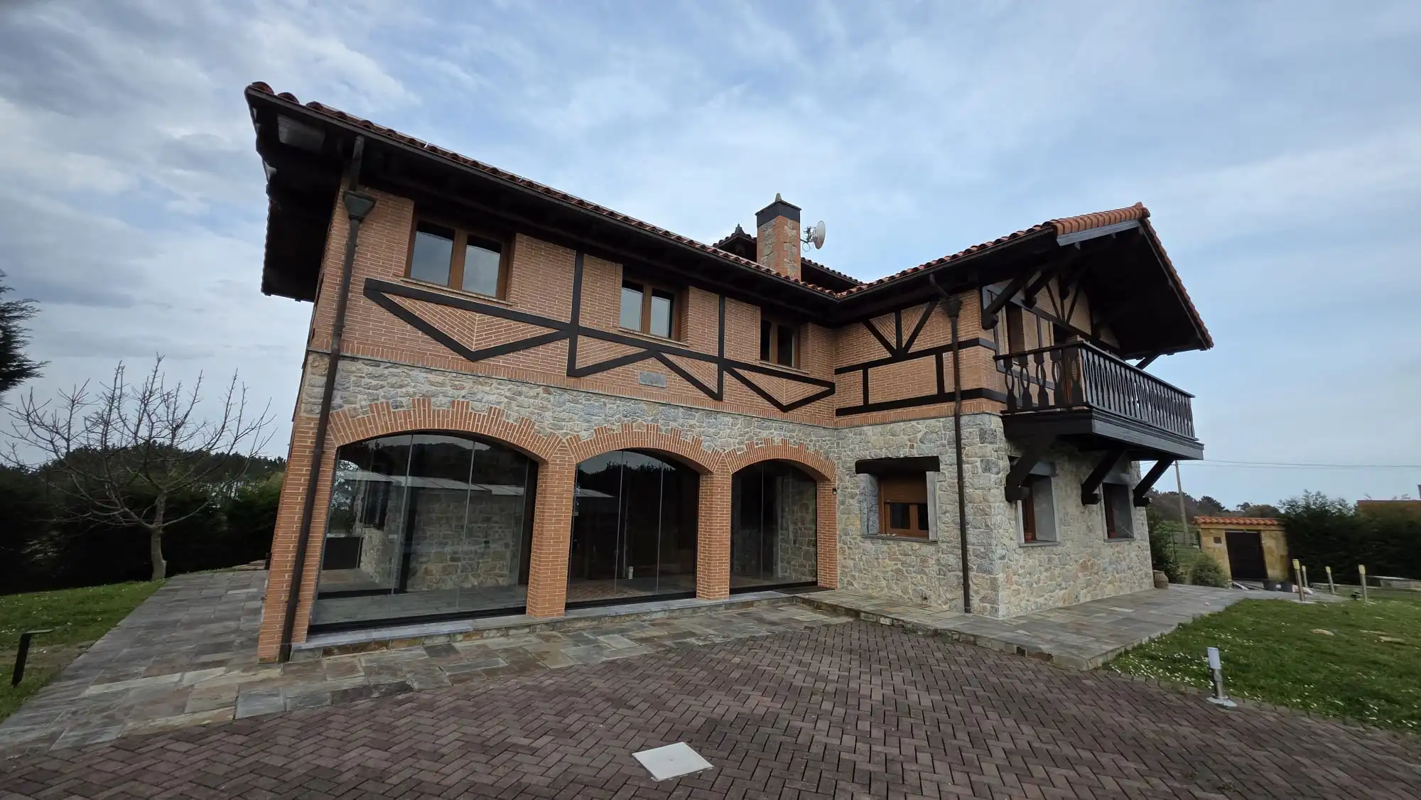 Cerramiento de cristal en porche con arcos en Salamir Asturias