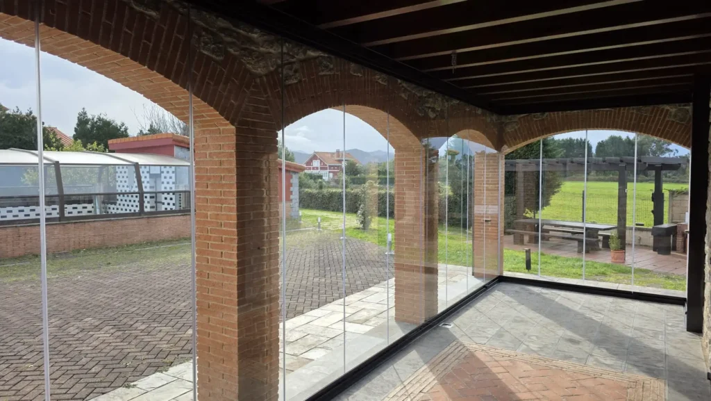 Cerramiento de cristal en porche con arcos en Salamir Asturias